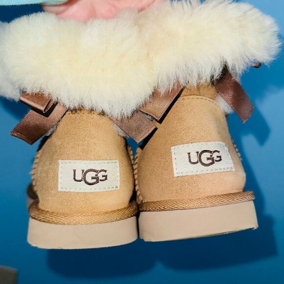UGG Women's Mini Bailey Bow II boots in the chestnut color kids size 3 - Picture 2 of 6